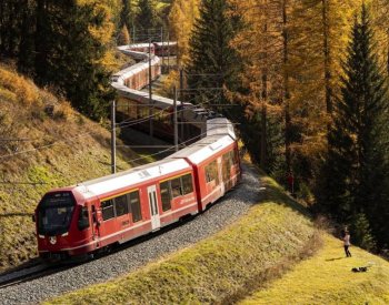 Českého turistu vážně zranila elektřina poté, co vylezl na vagon