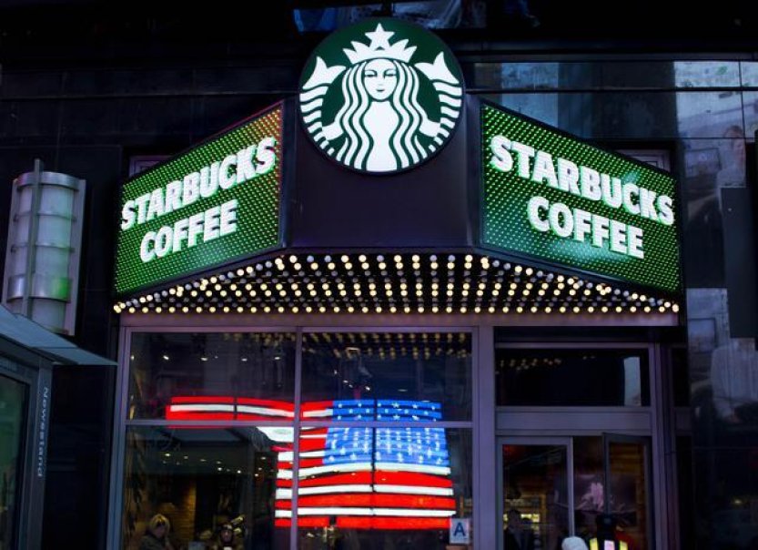 Nový šéf řetězce Starbucks čelí kritice kvůli možnosti létat do práce