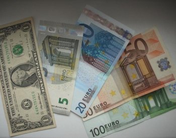 Koruna stagnovala k euru a oslabila k dolaru, pražská burza ztrácela