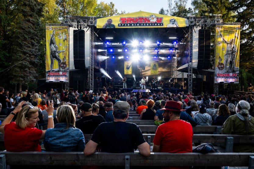 V trutnovském areálu Bojiště začal festival Trutnoff, představí 60 kapel