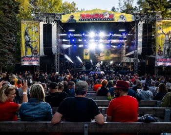 V trutnovském areálu Bojiště začal festival Trutnoff, představí 60 kapel