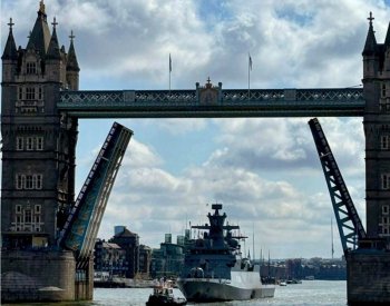 Německá vojenská korveta pobavila Londýňany imperiálním pochodem ze Star Wars