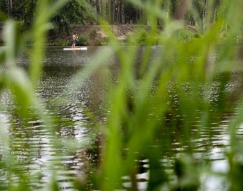 Kvůli špatné vodě hygienici zakázali koupání v jezeru Ostrá a nádrži u Letovic