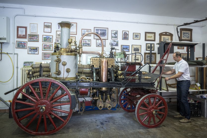 Semilští hasiči sbírají peníze na opravu historické parní stříkačky