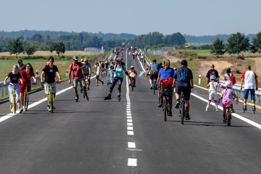 Obchvat Jaroměře obsadili cyklisté a bruslaři, řidičům se otevře 9. září