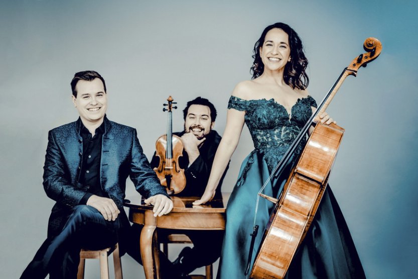 Formát alba Tria Bohémo umožňuje poslech pomocí technologie prostorového zvuku