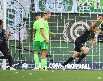 Bayern začal výhrou ve Wolfsburgu, Müller vyrovnal rekord legendy Maiera