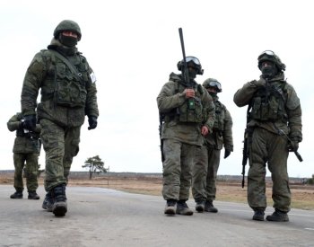 Bělorusko stahuje k hranici s Ukrajinou vojáky a vybavení, tvrdí Kyjev