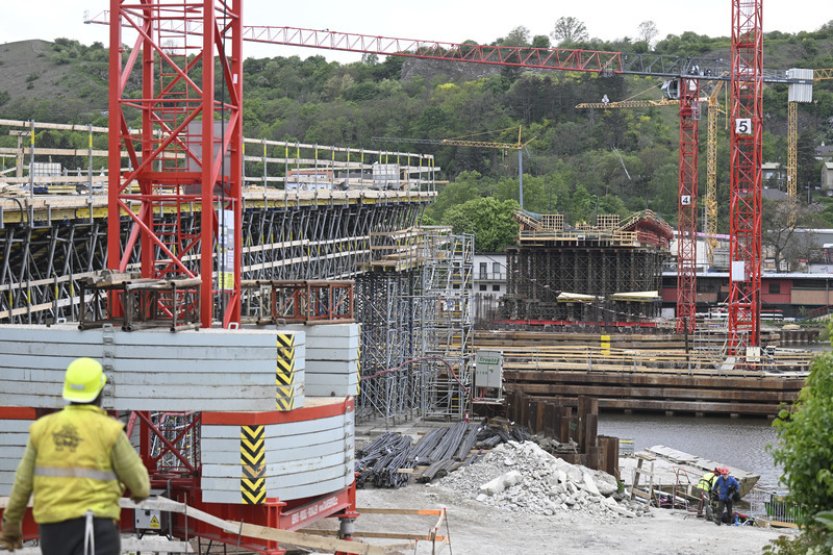 Na Dvorecký most dnes loď převeze poslední část konstrukce pro stavbu nad řekou