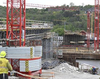 Na Dvorecký most dnes loď převeze poslední část konstrukce pro stavbu nad řekou