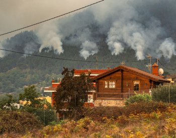 Požár na Tenerife postupuje, hasiči ale hlásí pokroky, hořelo i na Elbě