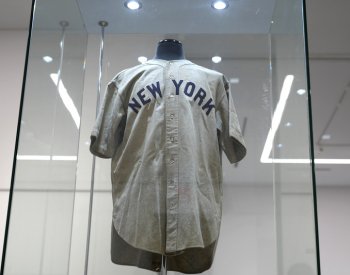 Slavný dres baseballisty Rutha se prodal za rekordních 540 milionů