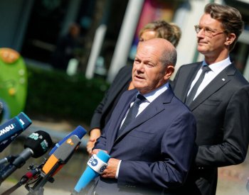 Scholz navštívil místo útoku nožem v Solingenu a slíbil zpřísnění zákonů
