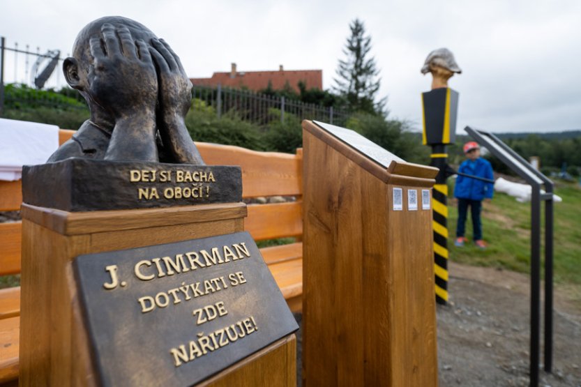 Ve Frymburku nad Vltavou stojí Cimrmanovy busty, dvě u přehrady a jedna v muzeu