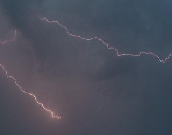 Silné zimní blesky spustily dlouhotrvající hvízdání v okolí Země, popsali vědci