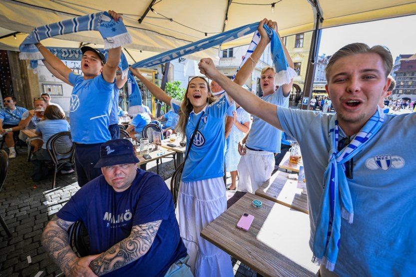 Na Staroměstském náměstí se před fotbalovým zápasem shromáždili fanoušci Malmö