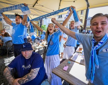 Na Staroměstském náměstí se před fotbalovým zápasem shromáždili fanoušci Malmö