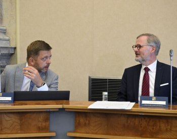 Vláda projedná navýšení platů ve veřejné sféře či novelu cizineckého zákona