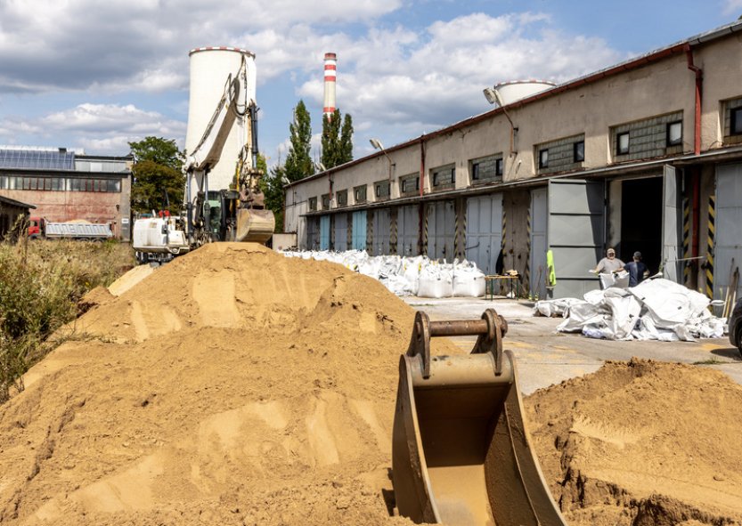 Pyrotechnici pumu v chemičce řízeně odstřelí nejdříve v pátek odpoledne