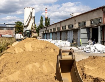 Pyrotechnici pumu v chemičce řízeně odstřelí nejdříve v pátek odpoledne