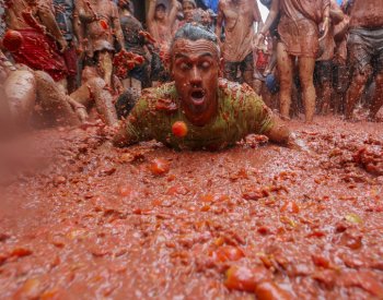 Ve Španělsku 22.000 lidí svedlo tradiční rajčatovou bitvu