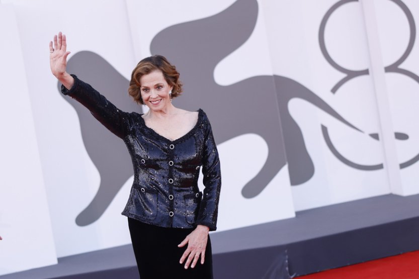 Začal festival v Benátkách, Weaverová převzala lva za celoživotní dílo