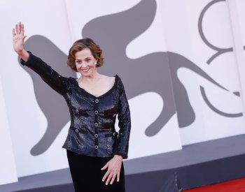 Začal festival v Benátkách, Weaverová převzala lva za celoživotní dílo