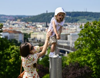 Tropické teploty by mohla ukončit studená fronta v půlce příštího týdne
