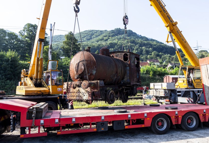 Historickou lokomotivu přesunuli muzejníci do depozitáře v Ústí nad Labem
