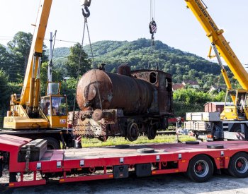 Historickou lokomotivu přesunuli muzejníci do depozitáře v Ústí nad Labem