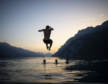 Koupání v přírodě komplikují přemnožené sinice, na několika místech platí zákaz