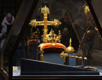 Letošní výstava korunovačních klenotů na Hradě se zaměří na drahokamy