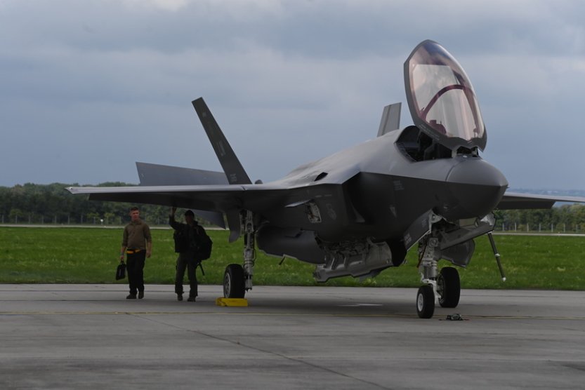 Černochová jednala s Crosettem o Ukrajině i nákupu letounů F-35