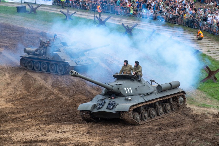 Tankový den v Lešanech přilákal tisíce lidí, předvedlo se 20 tanků