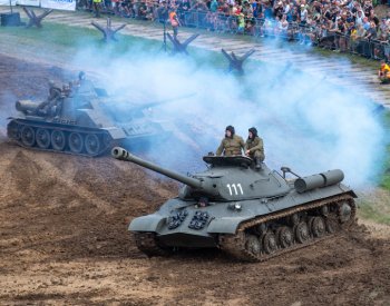 Tankový den v Lešanech přilákal tisíce lidí, předvedlo se 20 tanků