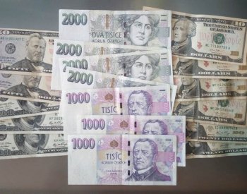 Koruna ztrácela na euro i dolar, k americké měně je nejslabší od května