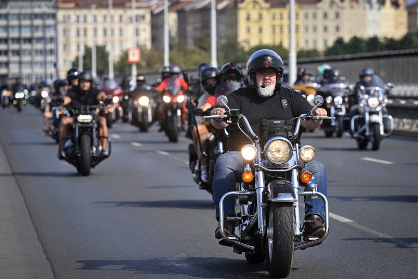 Prahou projelo 800 motorkářů při All American Festu