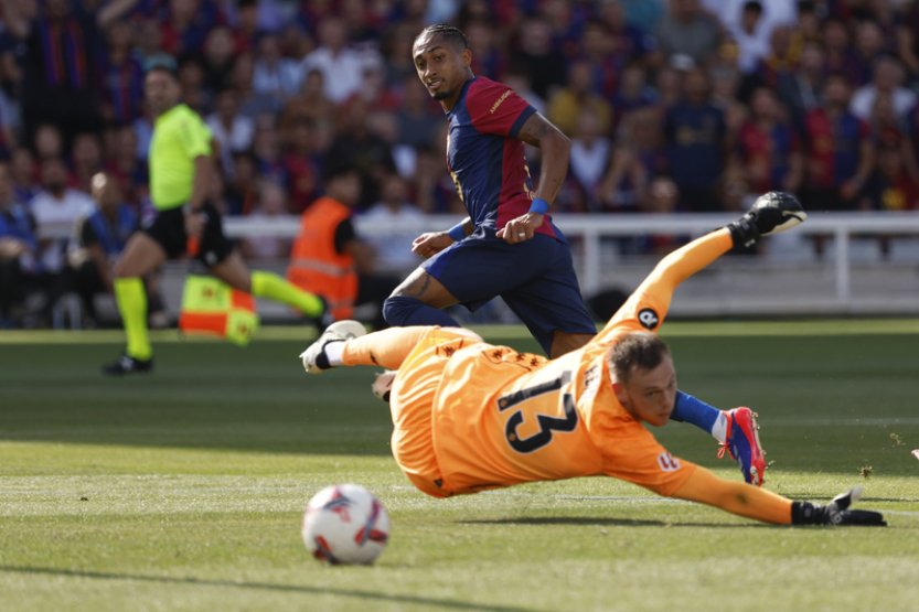 Raphinha hattrickem řídil výhru Barcelony 7:0 nad Valladolidem