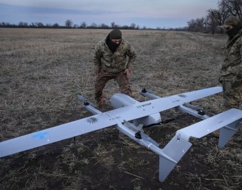 Rusko hlásí zničení 158 ukrajinských dronů, v moskevské rafinerii vypukl požár