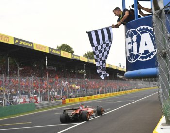 Leclerc vyhrál domácí závod Ferrari v Monze před jezdci McLarenu