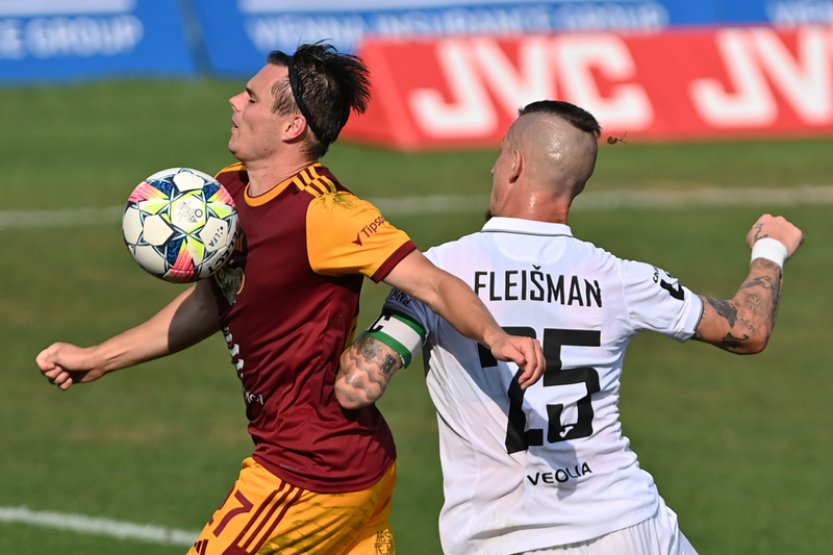 Karvinští fotbalisté hráli doma podruhé po sobě 0:0, Dukla venku poprvé bodovala