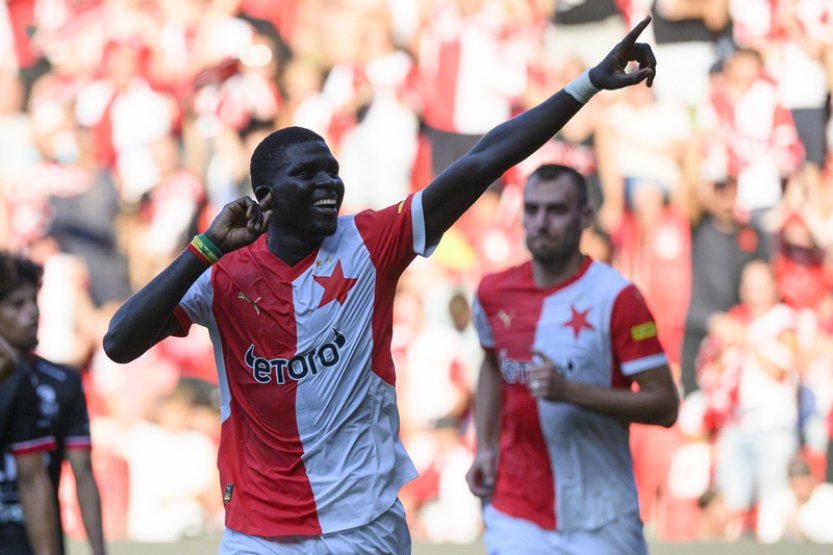 Fotbalisté Slavie zdolali Pardubice, Plzeň v Liberci zachránila bod