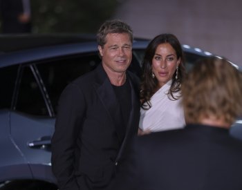 Herec Brad Pitt se na festivalu v Benátkách ukázal s přítelkyní Ramónovou