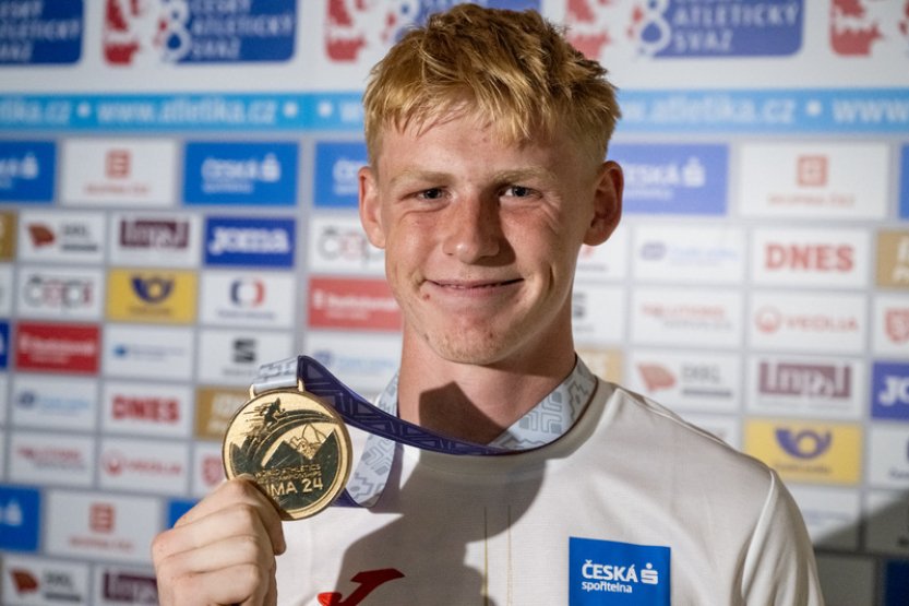 Zlatý desetibojař Järvinen na MSJ prožíval nervy v tyči, pak slavil s maminkou