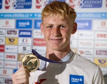 Zlatý desetibojař Järvinen na MSJ prožíval nervy v tyči, pak slavil s maminkou
