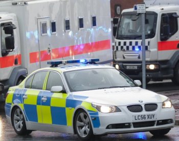 Britská policie zadržela pět dětí kvůli zabití seniora venčícího psa