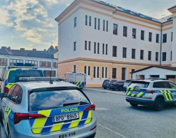 Dívka podezřelá z útoku na spolužáky v domažlické ZŠ je v nemocnici