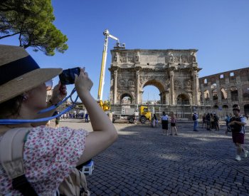 Blesk při prudké bouři poškodil Konstantinův oblouk v Římě