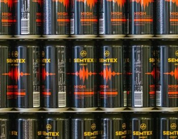 Poslanci chtějí omezit prodej energetických nápojů dětem, svaz výrobců je proti