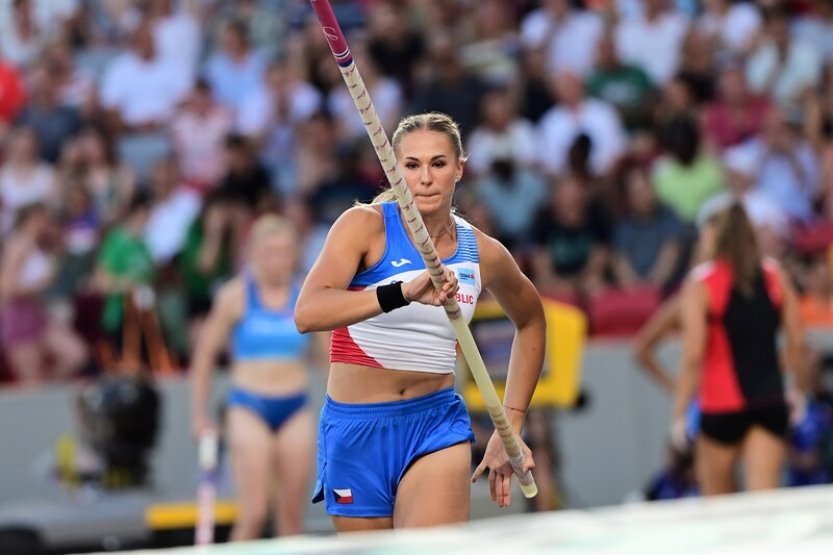 Tyčkařku Švábíkovou čeká finále MS, v kvalifikaci nastoupí trio oštěpařek